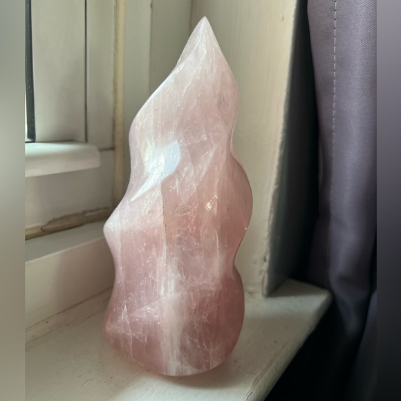Elegant Rose Quartz Pink Crystal Sculpture - Picture 4 of 8